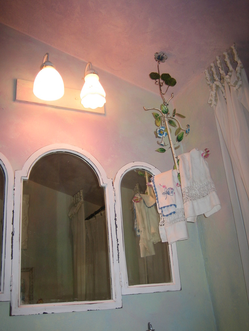 Repainted_bath_and_living_room_003